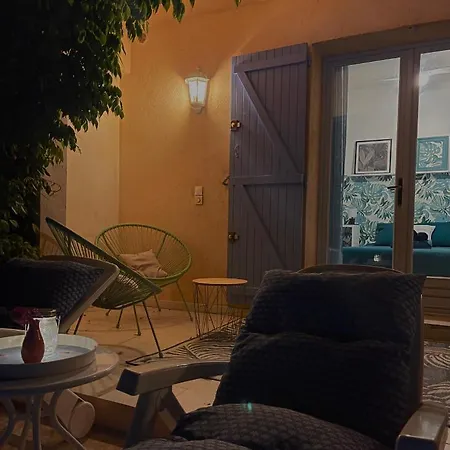 Les Volets Bleus Guest house *