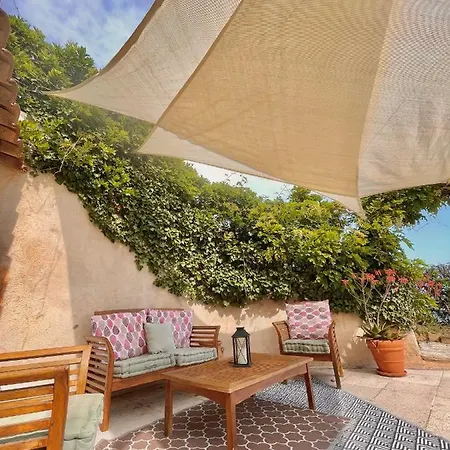 Les Volets Bleus Guest house *